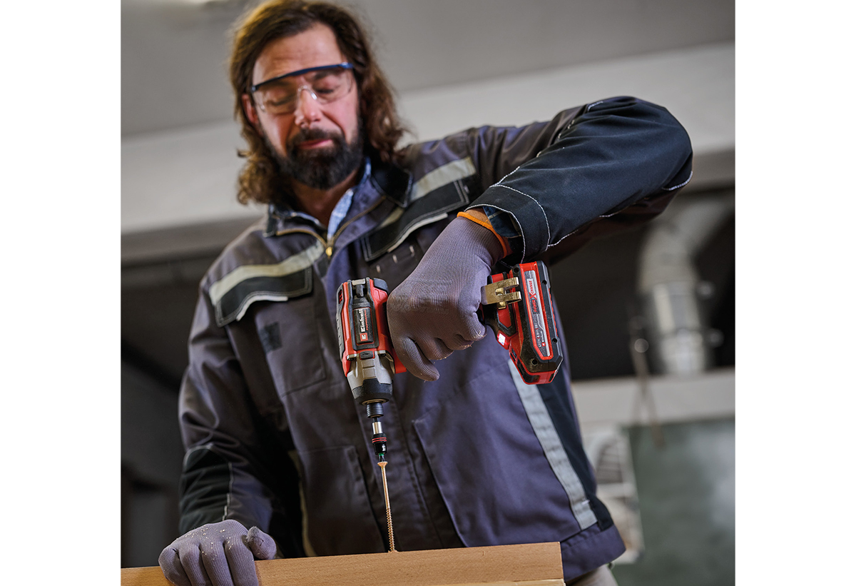 Απεικονίζεται άνδρας να χρησιμοποιεί το εργαλείο σε ξύλινη επιφάνεια.